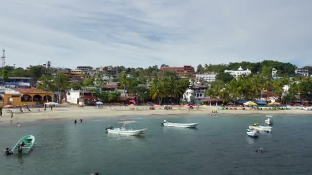 Małe rybackie łodzie w porcie w puerto escondido — Wideo stockowe