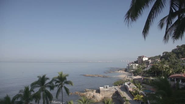 Una vista de la costa en Puerto Vallarto, México — Vídeo de stock