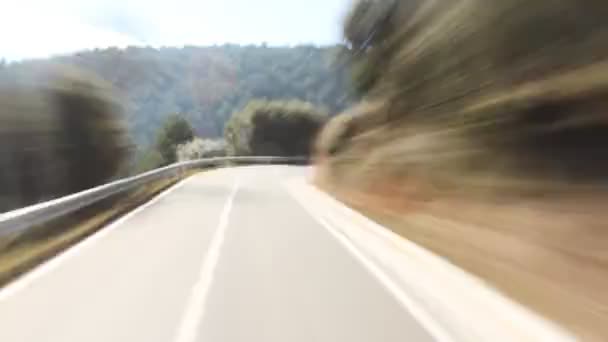 走行中の車、ピレネー山脈、スペインからのショットします。 — ストック動画