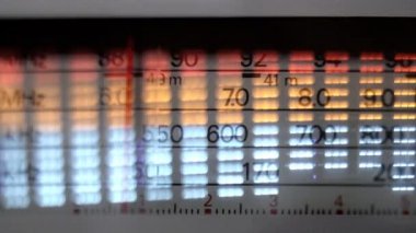 Bir analog radyo kanalı ayarlanıyor