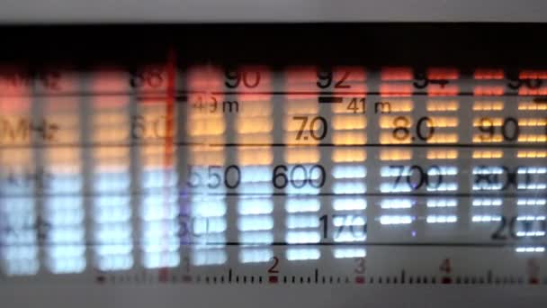 Un quadrante radio analogico in fase di sintonia — Video Stock