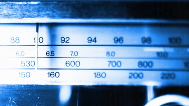 Un cadran radio analogique à l'écoute 