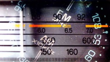 Bir analog radyo kanalı ayarlanıyor