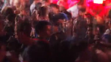 Barselona'nın en büyük kulüpte dans kalabalık razzmatazz