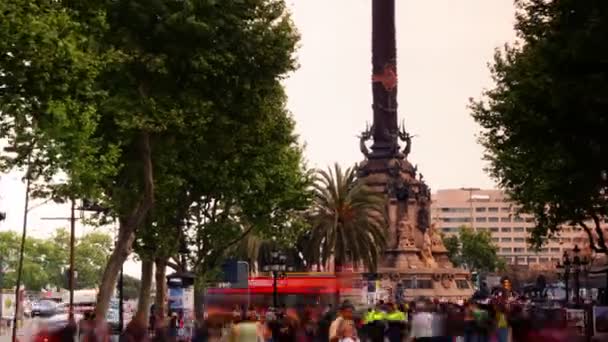 Rushing about on las ramblas — Stock Video