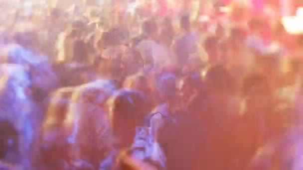 Menigte dansen in barcelona's grootste club, televisiereclames — Stockvideo