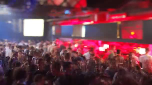 Menigte dansen in barcelona's grootste club, televisiereclames — Stockvideo