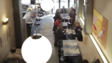 meşgul, şık bir restoran yemek döneminde bir timelapse vurdu
