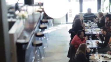 meşgul, şık bir restoran yemek döneminde bir timelapse vurdu