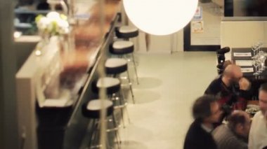 meşgul, şık bir restoran yemek döneminde bir timelapse vurdu