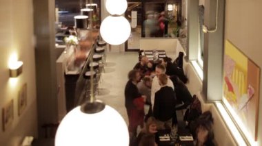 meşgul, şık bir restoran yemek döneminde bir timelapse vurdu
