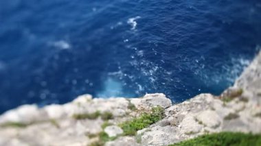parlak Akdeniz deniz kayalıklarla tepesinden vurdu