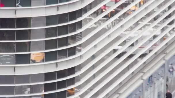 Verkeer weerspiegeld in een gebouw new york — Stockvideo