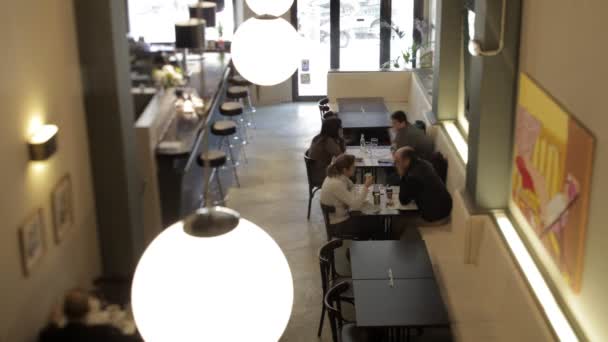 Снимок во время ужина в оживленном стильном ресторане — стоковое видео