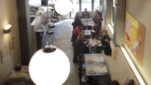 Una toma del timelapse durante el período de la cena de un restaurante elegante ocupado — Vídeos de Stock