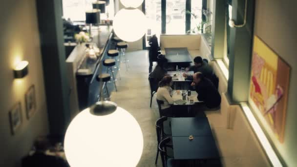 Uma foto da timelapse durante o período de jantar de um restaurante cheio de estilo — Vídeo de Stock