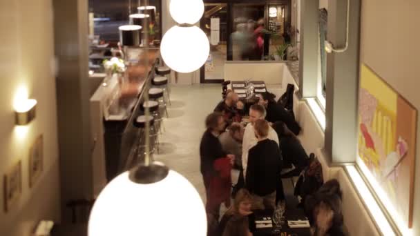 Una toma del timelapse durante el período de la cena de un restaurante elegante ocupado — Vídeos de Stock