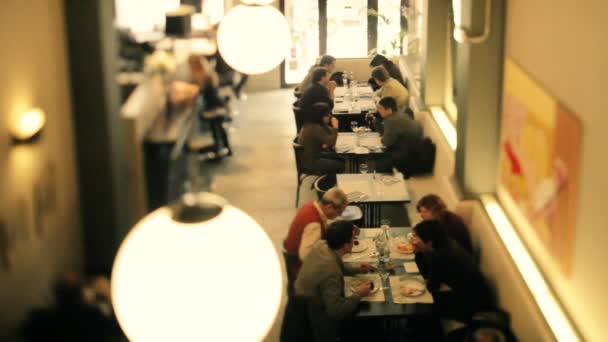 Een timelapse geschoten tijdens de periode van het diner van een drukke stijlvol restaurant — Stockvideo