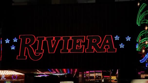 Riviera sinal em Las Vegas à noite — Vídeo de Stock