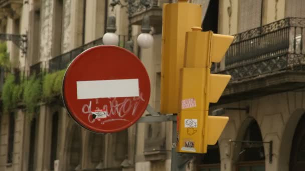 Secuencia de señales de tráfico de muchas ciudades diferentes — Vídeo de stock