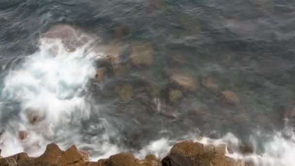 Timelapse vody shazovat na skalách — Stock video