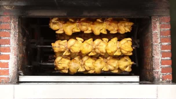 Hele kippen roosteren in een winkel oven, mexico — Stockvideo