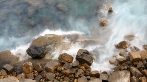 Timelapse de agua estrellándose en las rocas — Vídeo de stock