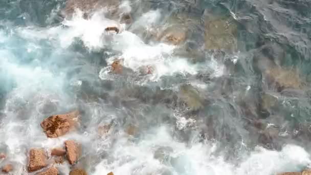 Timelapse de agua estrellándose en las rocas — Vídeos de Stock