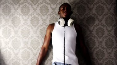 genç erkek, onun boynuna kulaklık ile duvara