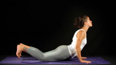 genç kadın yoga hamle ve pozisyonlar yöntemler