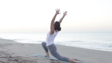 genç kadın yoga hamle ve pozisyonlar yöntemler