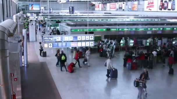 Der check-in bereich des internationalen flughafens von rom — Stockvideo