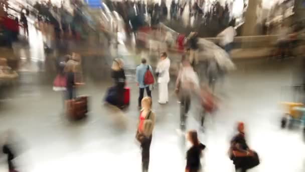 Rychle pohybující dav, v Římě stanice temini vlakové nádraží — Stock video