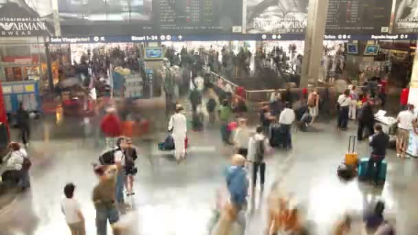 Rychle pohybující dav, v Římě stanice temini vlakové nádraží — Stock video