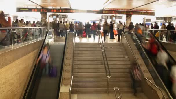 Rápida multitud en movimiento de, en la estación de tren temini de Roma — Vídeo de stock