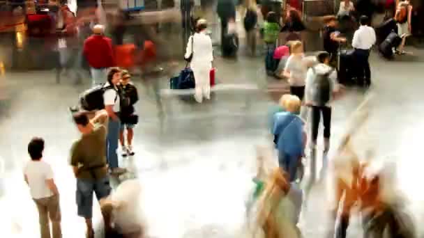 快速移动的人群，在罗马的 temini 火车站 — 图库视频影像
