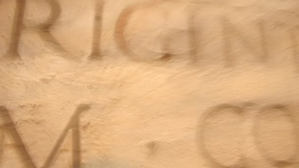 Mots latins sur le mur dans rome, transformé en clip abstrait 