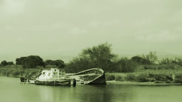 Bateaux hors de l'eau sur le bord de la rivière 