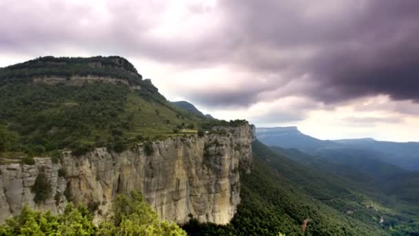 Uma panela lenta através de uma paisagem na Catalunha — Vídeo de Stock