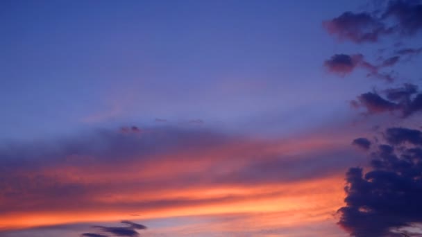 Schwenk über den Himmel bei Sonnenuntergang — Stockvideo