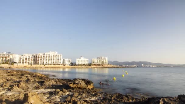 Una vista de la costa en san antoni, ibiza — Vídeos de Stock