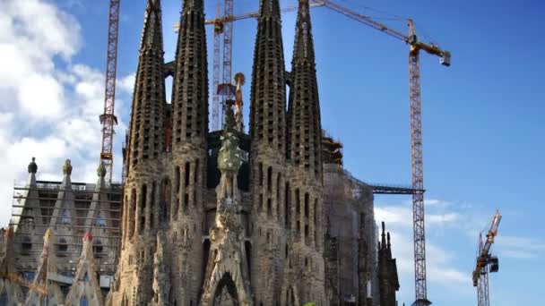 Sagrada familia üzerinde devam eden inşaat çalışmalarının Time-Lapse — Stok video