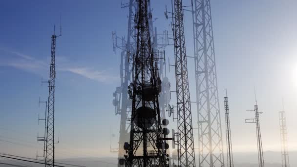 Satelitní věže na vrcholu kopce — Stock video