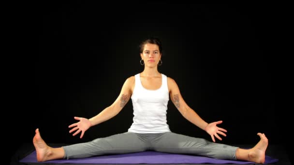 Jonge vrouw praktijken yoga bewegingen en posities — Stockvideo