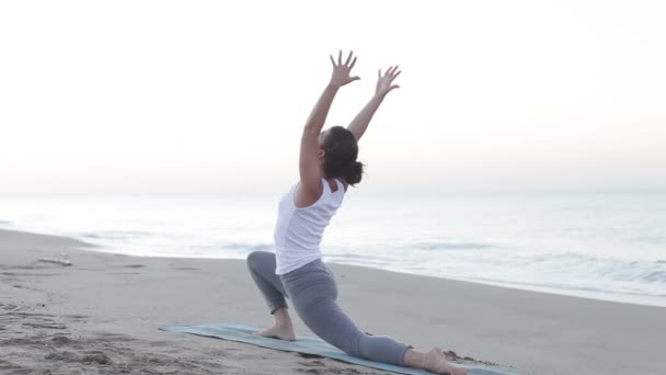 Ung kvinna praxis yoga rörelser och positioner — Stockvideo