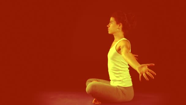 Jeune femme pratique des mouvements et des positions de yoga — Video