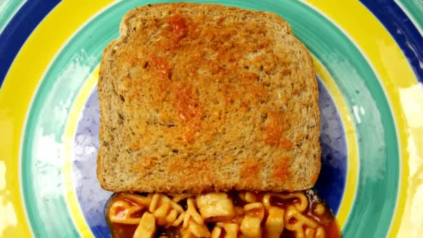 "Küçük arkadaşıma merhaba de" tost üzerine alfabeti spagetti ile yazılmış — Stok video