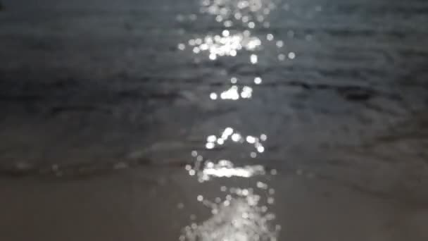 Luce solare scintillante in mare mentre lambisce dolcemente sulla spiaggia — Video Stock