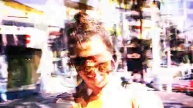 etrafında dönen kadın