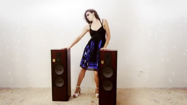 Stop motion of sexy woman dancing with huge speakers — Stock Video